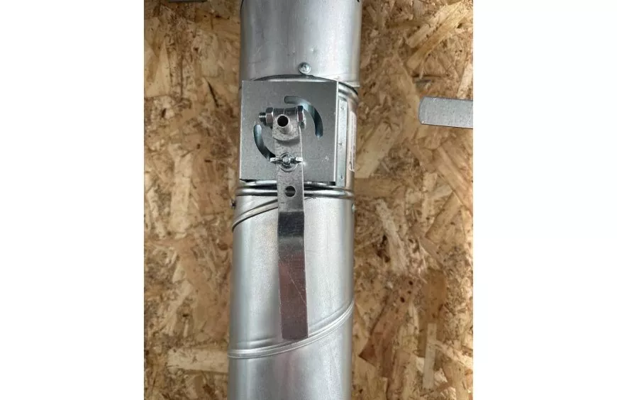 Дроссель-клапан находится в положении «открыто»: ручка расположена по направлению воздушного потока.