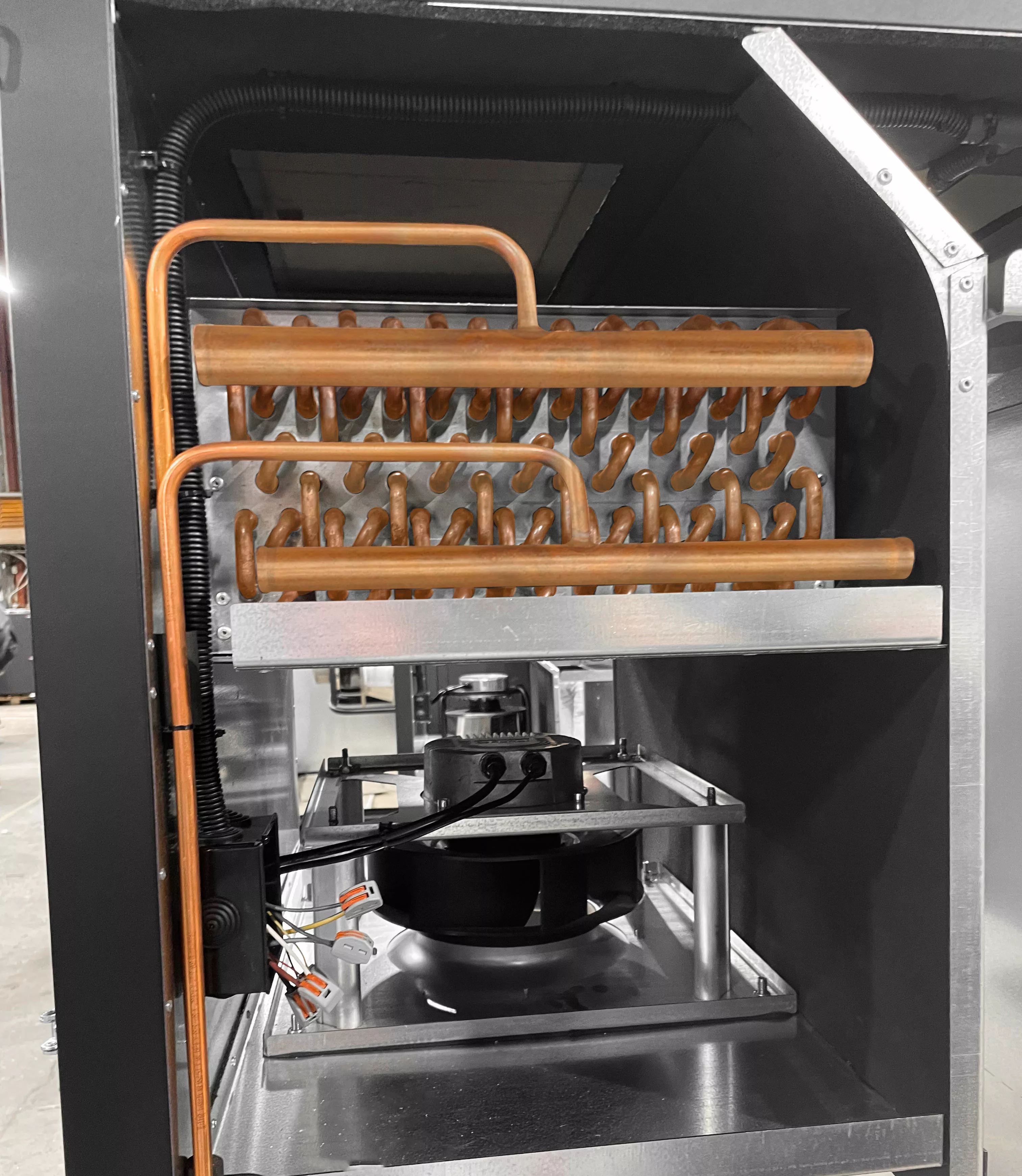 Медные трубки конденсатора отличаются по размеру