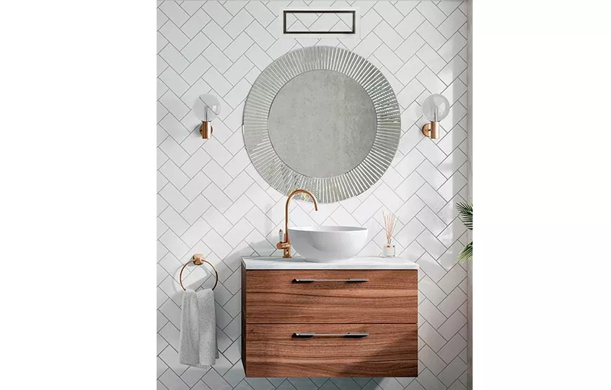 Пример вентрешётки, встроенной в стену ванной комнаты