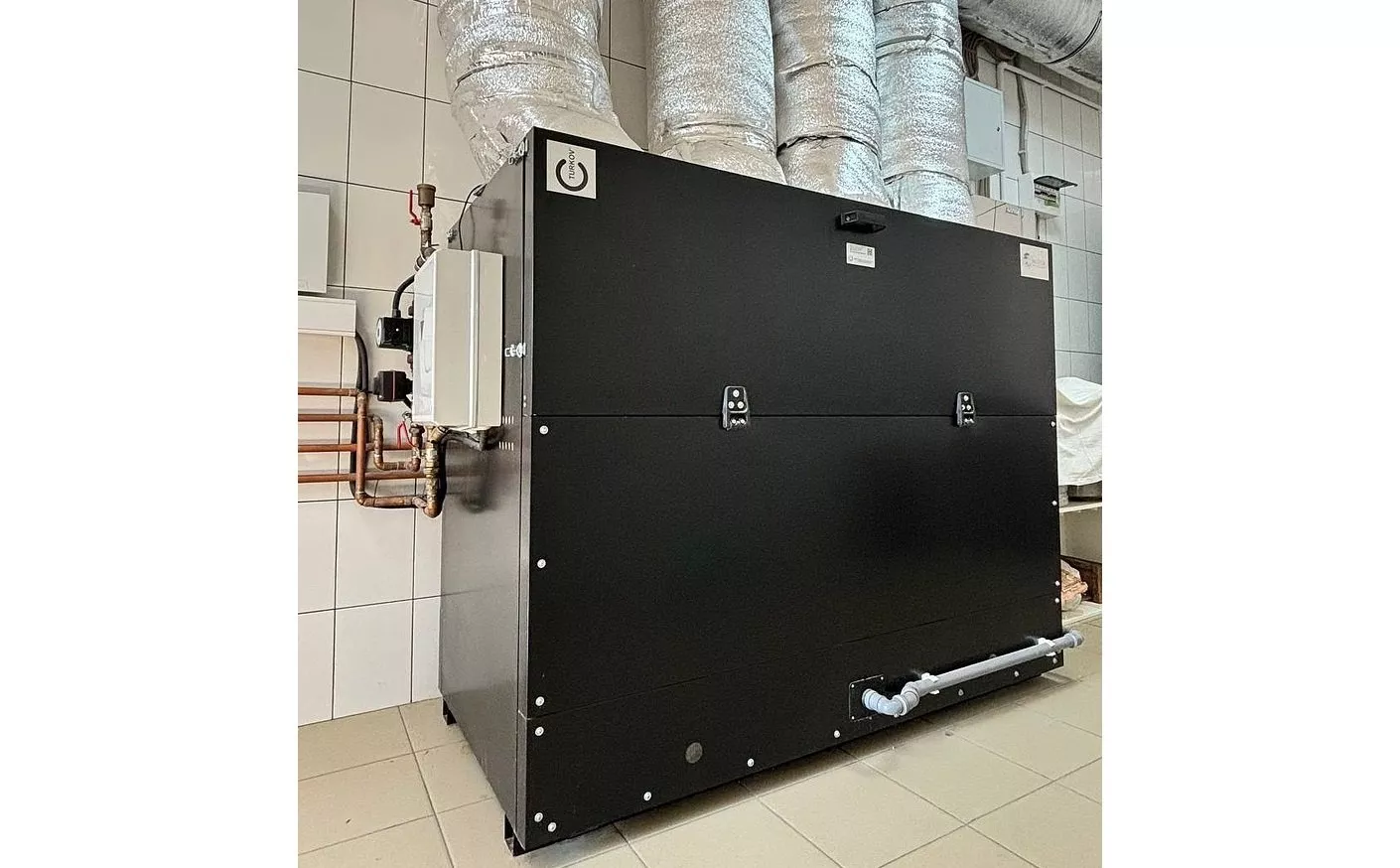 Приточно-вытяжная установка на полу