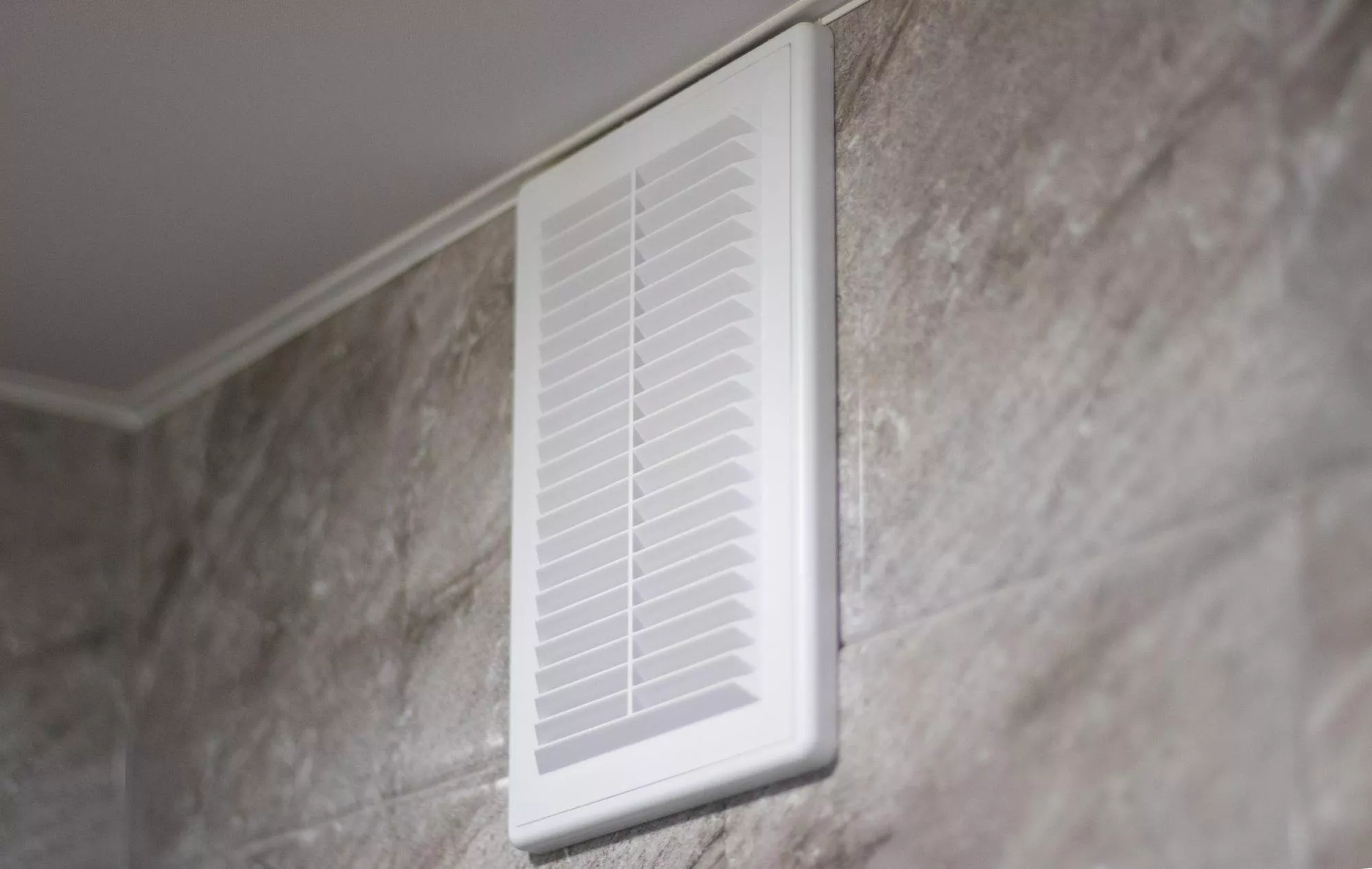 Пример монтажа вытяжного отверстия и решётки на кухне