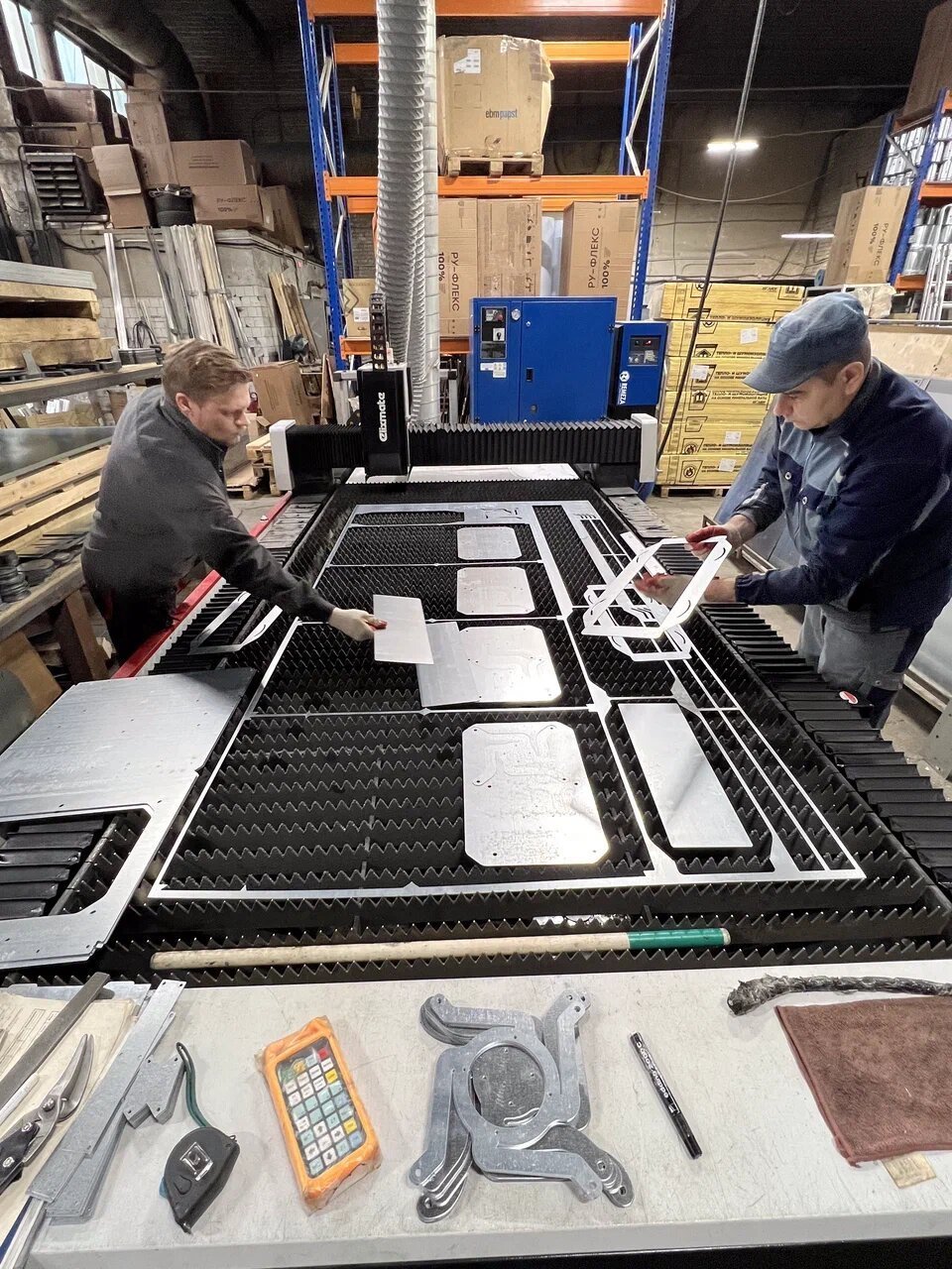 Сбор вырезанных на лазерном станке деталей. Производство на Батюнинском проезде