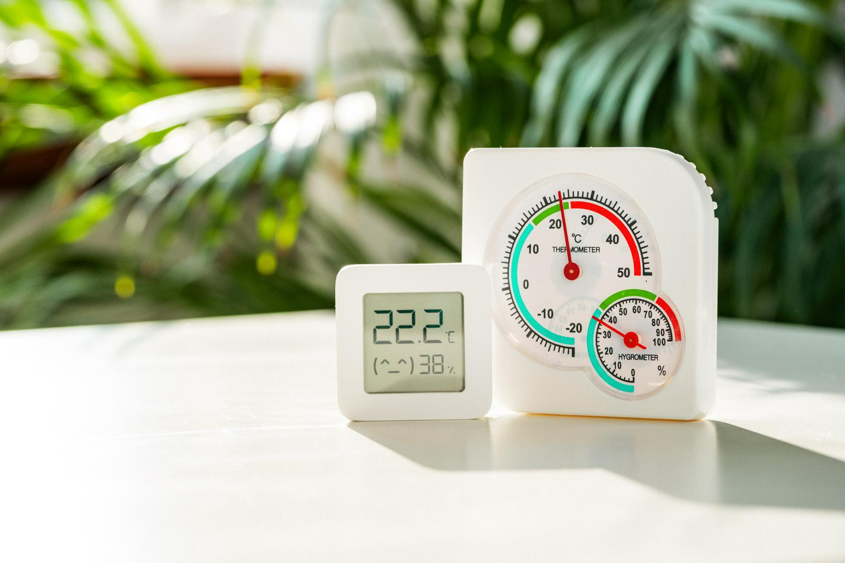 Электронный гигрометр и механический гигрометр