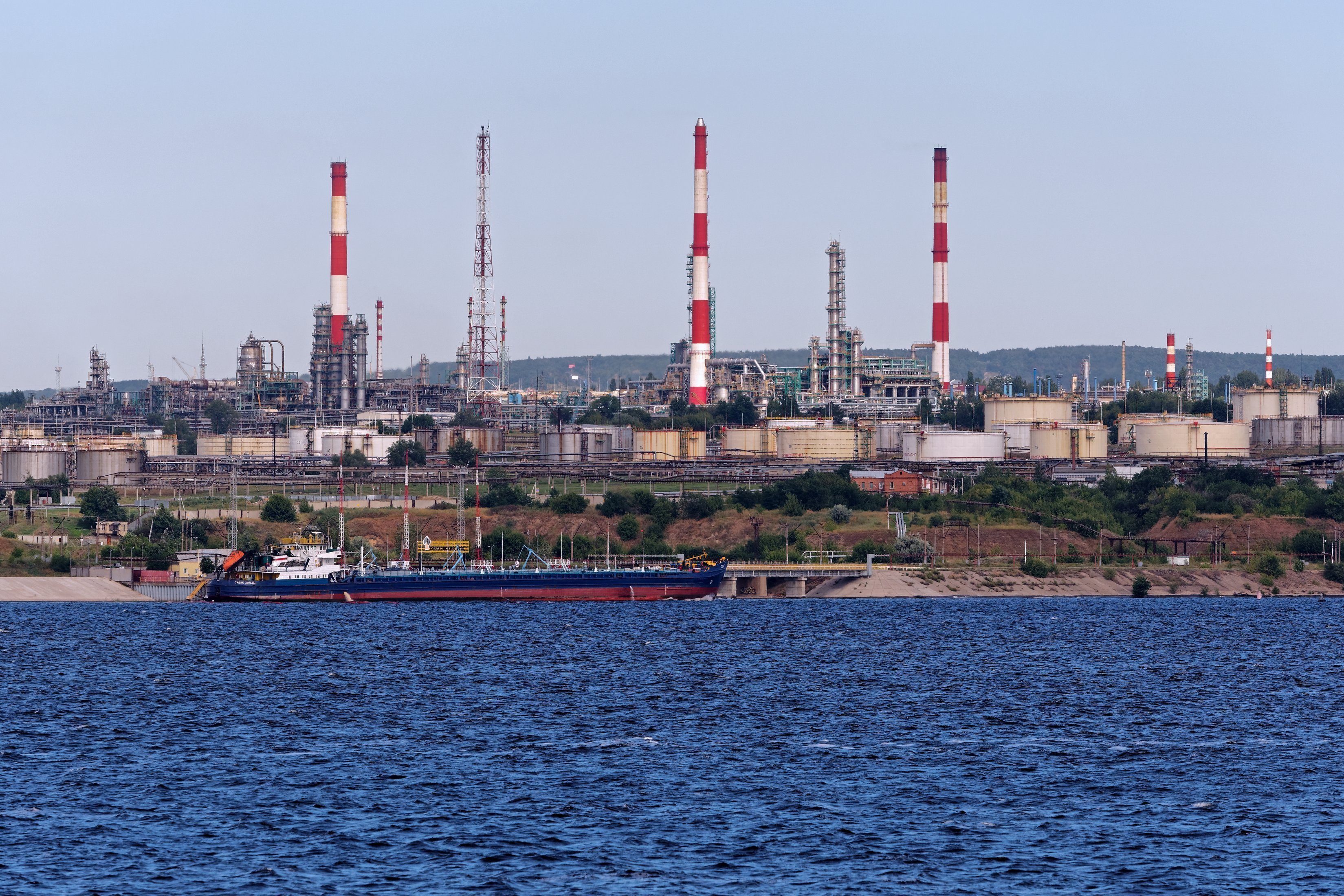 Саратовский нефтеперерабатывающий завод (Фото от Alexxx Malev с сайта flickr.com) Саратовский нефтеперерабатывающий завод (Фото от Alexxx Malev с сайта flickr.com)