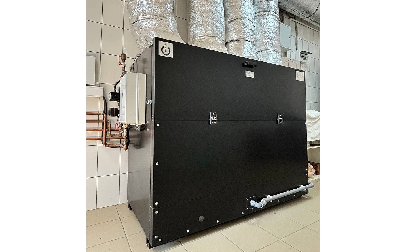 Приточно-вытяжная установка на полу